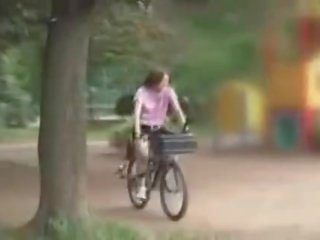 Japonesa senhora masturbava enquanto a montar um specially modified porcas clipe bike!