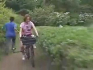 Japansk skolejente masturbated mens ridning en specially modified kjønn film bike!