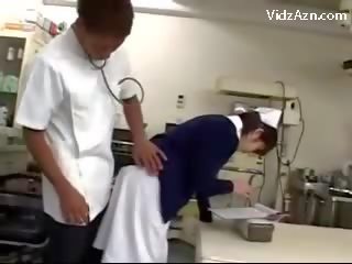 Enfermeira obtendo dela cona rubbed por terapeuta e 2 enfermeiras em o surgery