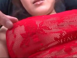Rui natsukawa i röd underkläder begagnade av tre adolescents