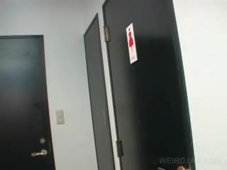 Aasia teismeline võrgutaja filme sitapea kuigi kusemine sisse a wc
