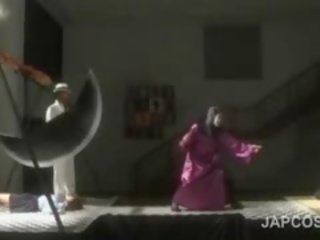 Aziatike i shkëlqyer bythë aktore luan cookie në lojë kostumesh skenë