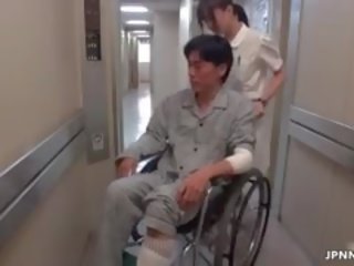 Beguiling asiatisk sykepleier går gal