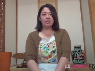 Mollig volwassen japans femme fatale houdt phallus indoors en buitenshuis