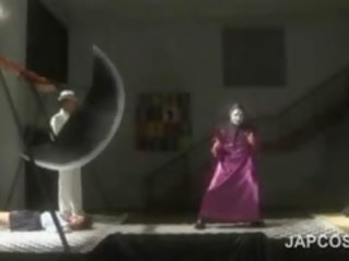 Aziatike i madh bythë aktore luan deity në lojë kostumesh skenë